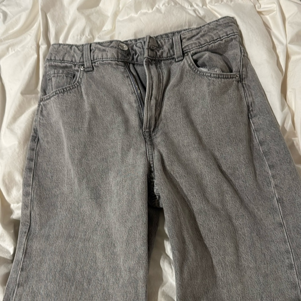 H&M Size 4 Grey Wide Leg Pants
Never worn